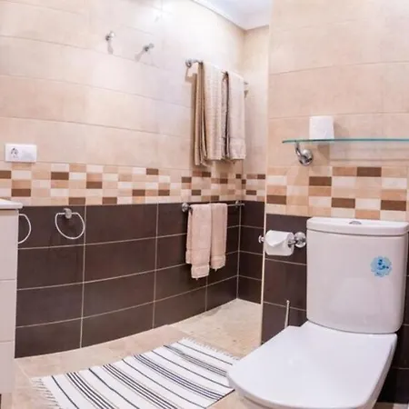 Stunning 4 Bedroom In Prime Location Villa *