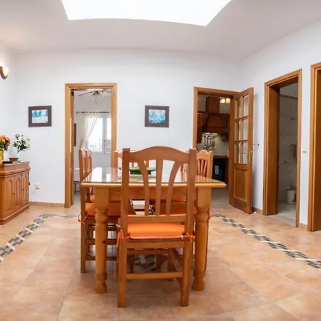 Stunning 4 Bedroom In Prime Location וילה פלאיה בלנקה