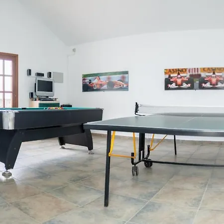 Stunning 4 Bedroom In Prime Location וילה